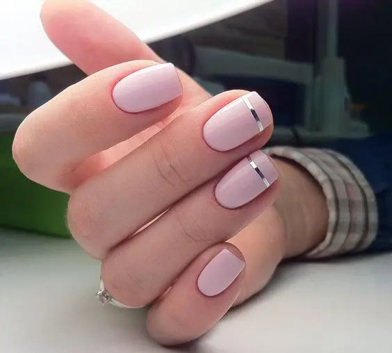 light pink nails with thin silver stripes is a chic modenr nail art suitable for a modern or minimalist bride