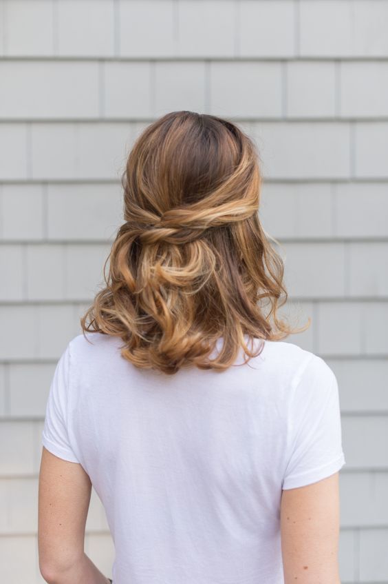 a twisted and wavy half updo is a chic and casual idea for a gorgeous look