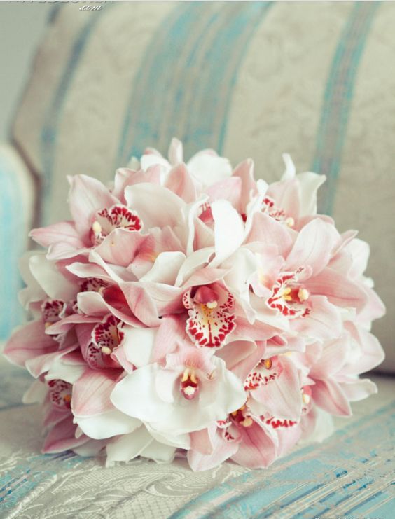a simple and beautiful bouquet of pink orchids for a gorgeous and bold look