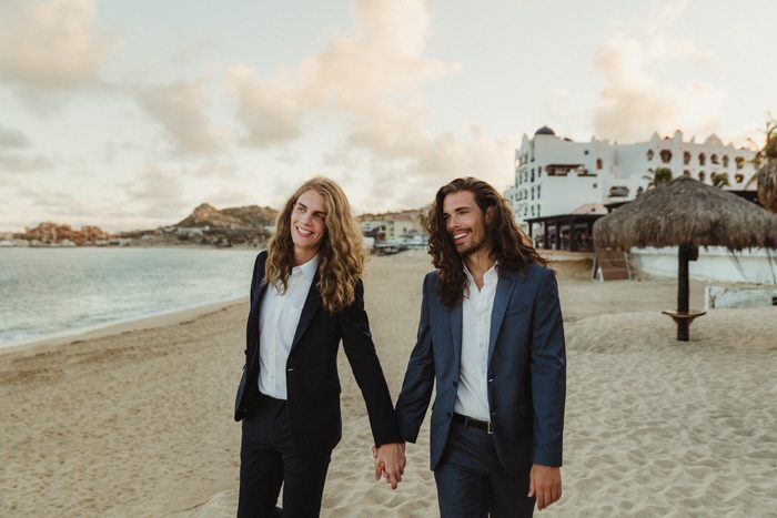 The grooms took a walk on the beach to make some beach portraits