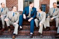 08 groomsmen dressed up in three-piece suits and bold blue ties for a contrast