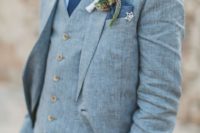 02 a light blue three-piece wedding suit, a bold blue tie, a brown belt and beige buttons for a beach look