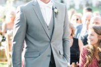 02 a stylish grey three-piece wedding suit in light grey, a white shirt and a white bow tie