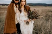 07 a boho fall couple, a hat and a blanket, a herb wedding bouquet