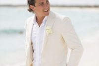 07 a creamy suit, a white shirt, a white floral boutonniere for a beach groom