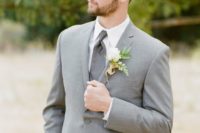 07 a grey two-piece wedding suit with a grey printed tie and a white shirt for a modern and fresh look