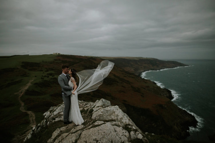 What can be more breathtaking than such pics of the couple on the coast