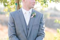 12 a grey three-piece wedding suit, a white shirt and a creamy tie for a chic look