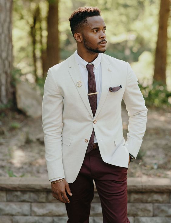 burgundy pants, a creamy jacket, a white shirt and a burgundy tie for a wow effect