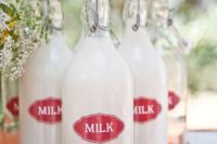 21 Korken glass bottles with milk are a nice gift idea for a brunch or farmhouse wedding