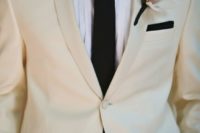 22 a white dinner jacket can be worn with a usual tie, too, if you don’t feel like a bow tie
