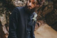 24 a relaxed total black look with a shirt, a jacket, jeans and a boutonniere for a boho feel