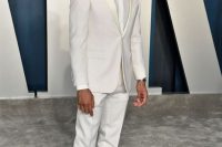 a catchy white outfit with a suit, shirt and bow tie, sneakers for a modern refined wedding