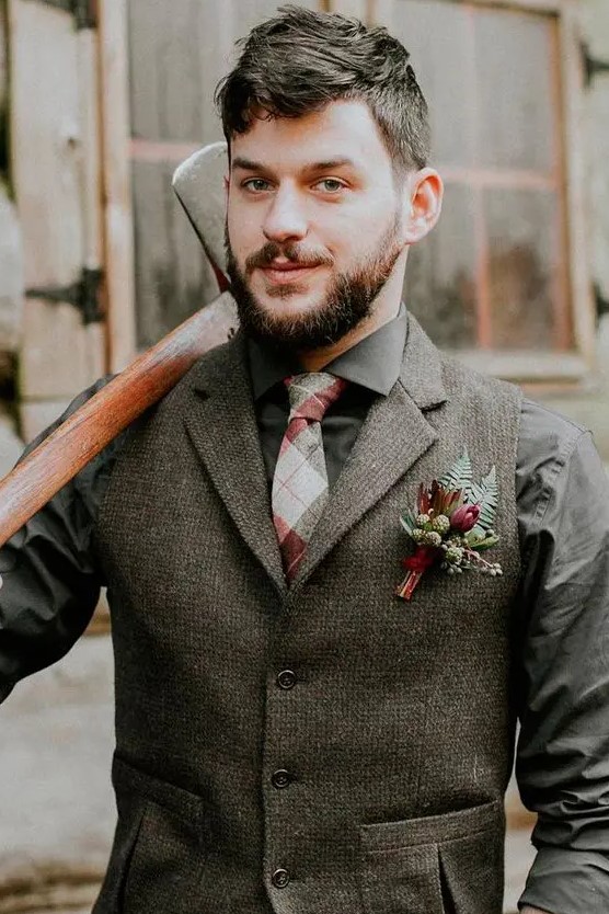 a grey tweed suit and a shirt, a printed tie and a bright boutonniere for an elegant yet boho look