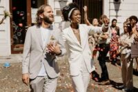 a minimalist groom’s outfit with a dove grey pantsuit, a white t-shirt and white sneakers is a lovely idea for a minimalist wedding
