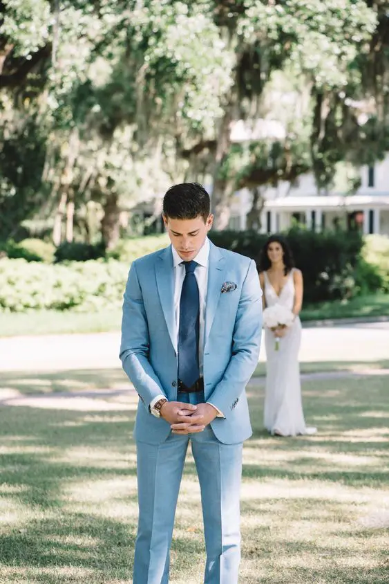 a simple spring or summer groom's look with a light blue suit, a white shirt, a navy tie is all you need to look chic and elegant