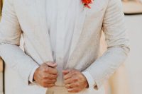 a white patterned suit, a white shirt and a red rose boutonniere are a super chic combo for a glam wedding