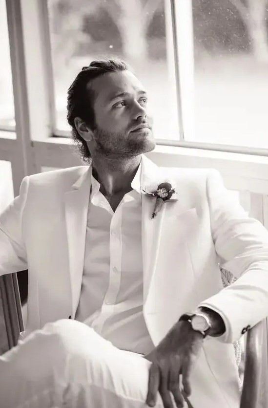 an all-white look with a suit and a shirt, a bold boutonniere are a great combo for a modern tropical or summer wedding