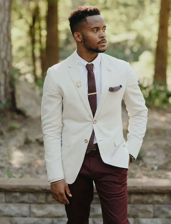 burgundy pants, a creamy blazer, a white shirt and a burgundy tie for a wow effect