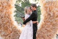 01 Big Bang Theory’s star Kaley Cuoco got married and her wedding was equestrian-inspired ranch with a touch of 1920s