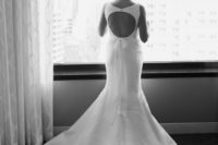 02 The bride was wearing a plain mermaid wedding dress with a cutout back and a row of buttons on the back