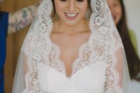 03 a bold starburst gold bridal tiata with large pearls plus a lace veil for a refined touch