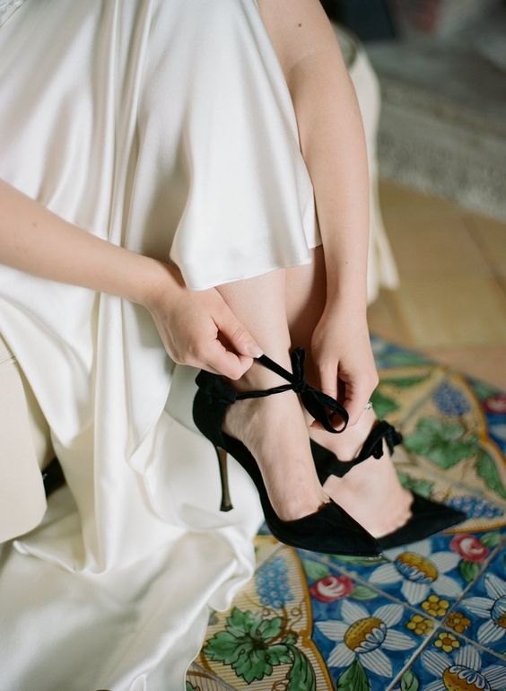 chic black velvet wedding heels with little bows to add gorgeousness and elegance to your outfit