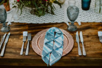 08 The tables were styled with blue touches, macrame and hammered copper