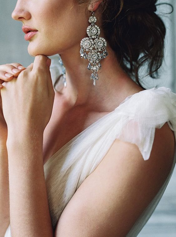 oversized vintage glam earrings with a lot of pendants for a vintage bridal look