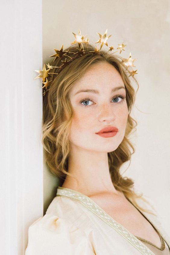 a gold star tiara is a great accessory for a celestial bride, it looks cute, chic and lovely