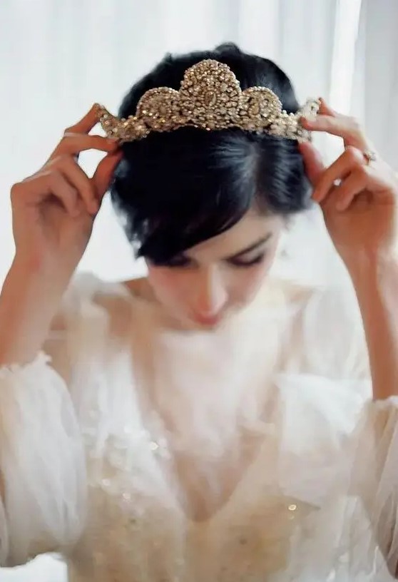 a heavily embellished bridal tiara will make a bold statement, you won't need other accessories as it will catch all the eyes
