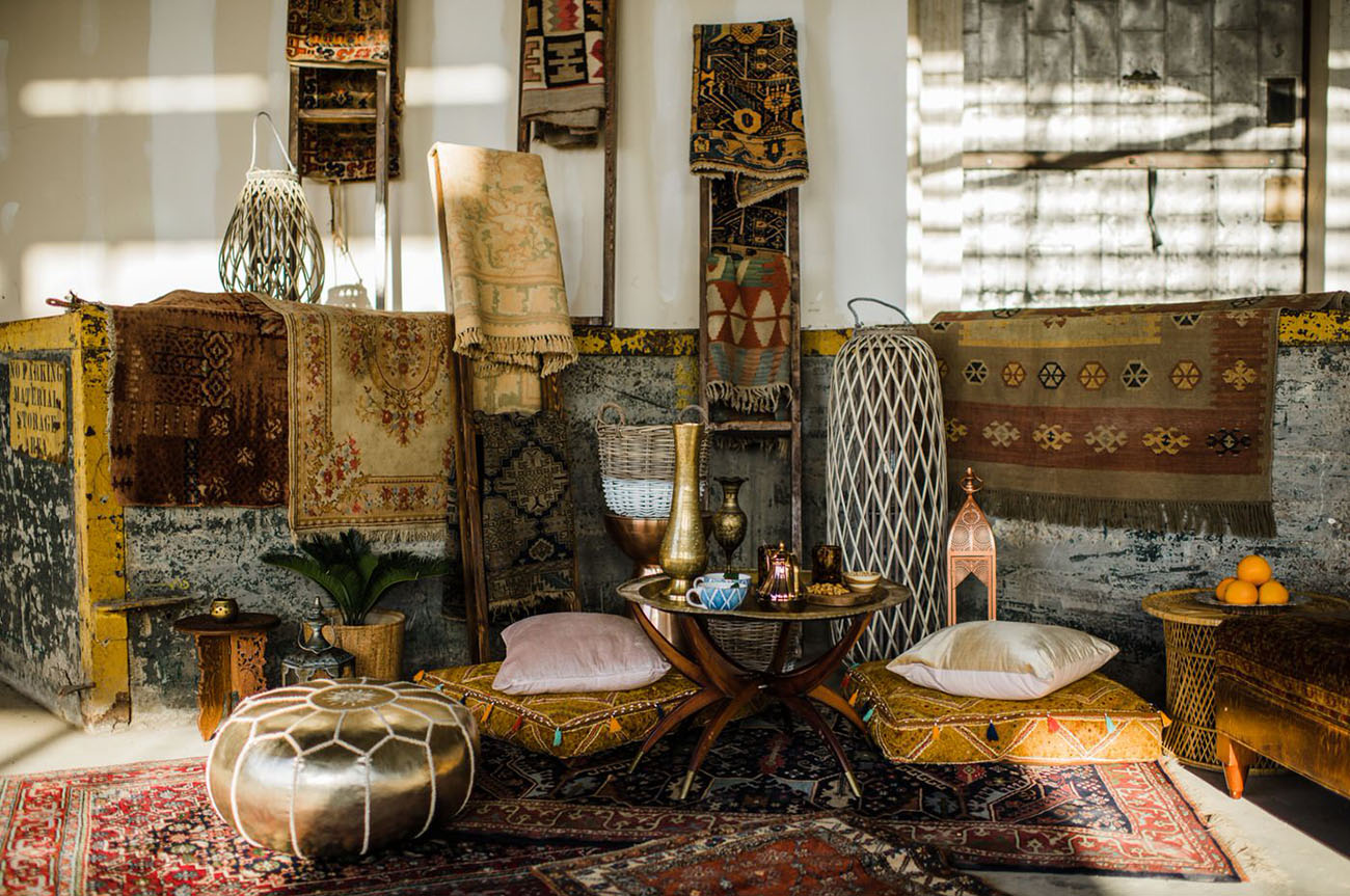 The lounge looked really like a Moroccan one, with patterned rugs, lanterns, vases and ottomans