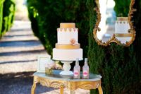 05 if it’s an outdoor wedding reception, keep your cake far from the sun rays and make sure no bugs are eating it