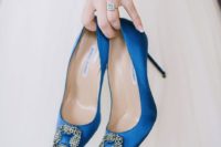 16 those blue Manolo Blahnik shoes with large buckles that Carry Bradshaw wore