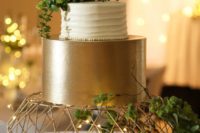 17 a creative geometric wire cake stand accents the cake and additional lights help with that