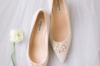 19 off-white embellished pointed toe wedding shoes are timeless classics