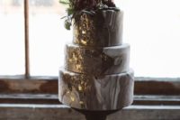 21 a chic moody grey marble wedding cake with a touch of gold, chocolate shards and blooms on the top