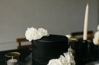 21 highlight a black wedding cake choosing a matching cake stand like this one