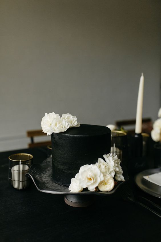highlight a black wedding cake choosing a matching cake stand like this one