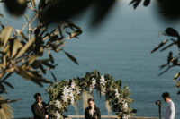 07 The ceremony took place on a terrace, with a gorgeous sea view and a lush floral arch with greenery