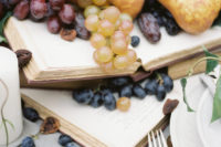 10 What can be more fall-like than grapes and berries used for creating a table runner