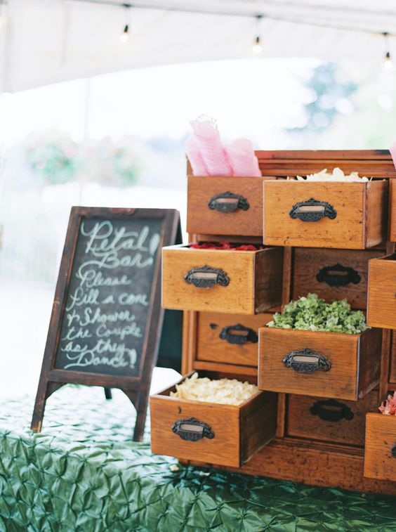 make your wedding exit unique organizing a wedding toss bar, offer your guests  a mix of petals