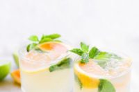 18 grapefruit and mint mojitos are cool and refreshign drinks for summer and spring