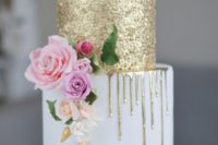 25 a show-stopping wedding cake with gold sequins and dripping plus natural blooms for decor