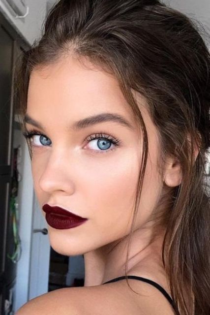 a dark berry lip stands out on the face and makes a super bold statement, especially if you arne't wearign dark tones