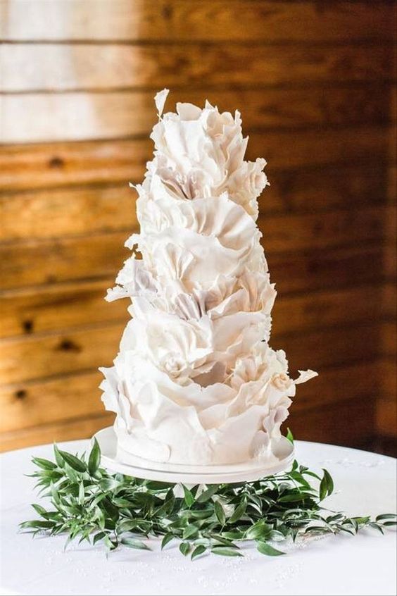 a white ruffle wedding cake looks ethereal and sculptural and inspires for a refined and chic wedding