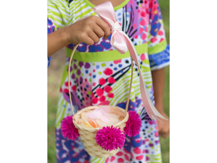 DIY colorful pompom flower girl basket (via www.fun365.orientaltrading.com)