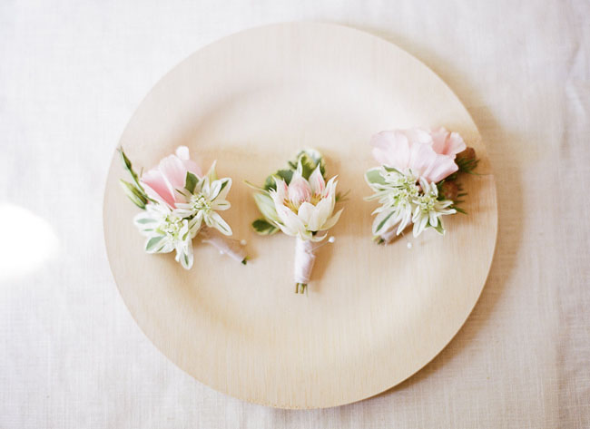DIY summer floral wedding boutonniere (via greenweddingshoes.com)