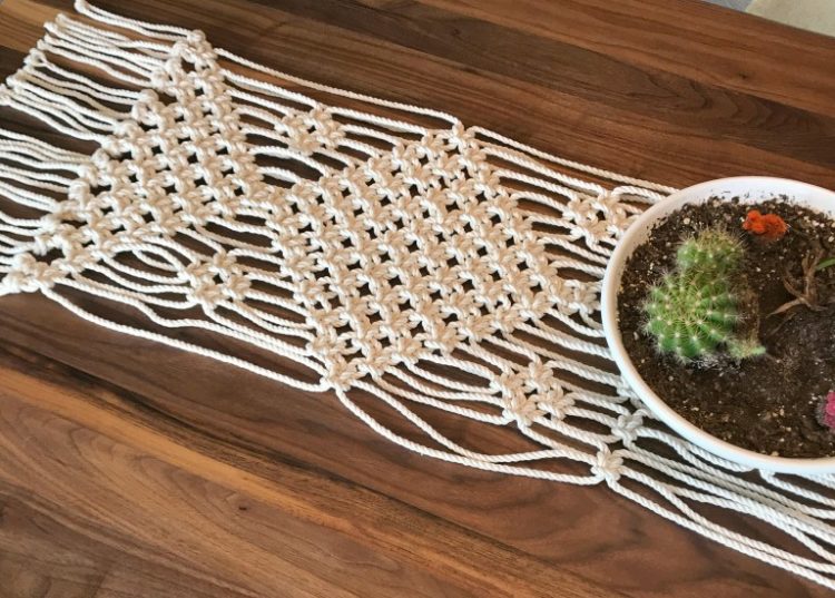 DIY simple square knot macrame table runner (via www.myfrenchtwist.com)