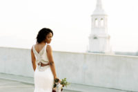 02 The bride was wearing a breathtaking plain fitting wedding dress with a gorgeous back